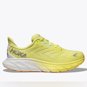 NEW IN BOX Women’s HOKA Arahi 6 running shoes in Citrus Glow/White. Size 8